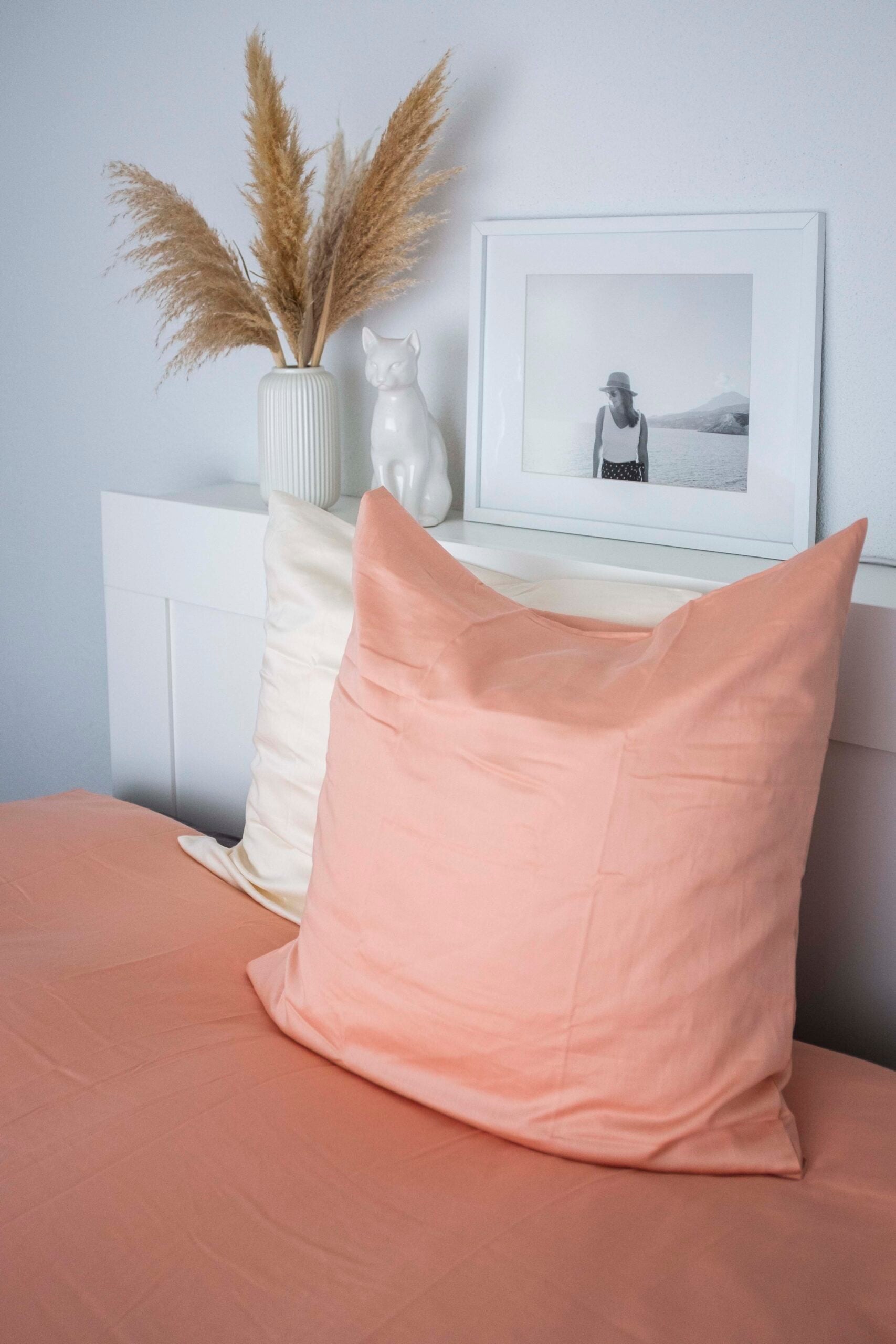 "Thia Soft Peach" Kissenbezug / Duvetbezug aus pfirsichfarbenem / Altrosa Bio Baumwoll-Satin, 65 x 65 cm
