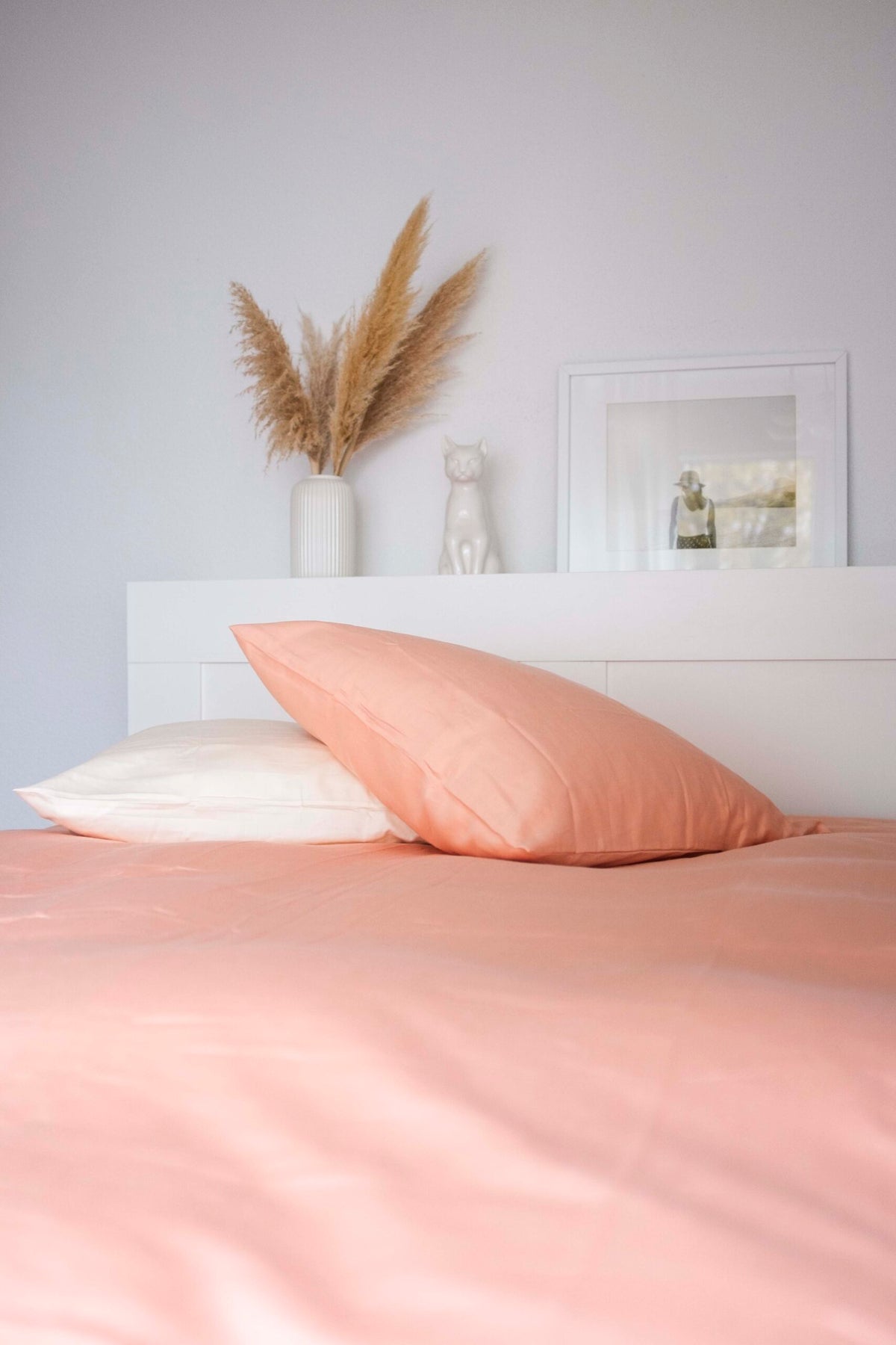 "Thia Soft Peach" Kissenbezug / Duvetbezug aus pfirsichfarbenem / Altrosa Bio Baumwoll-Satin, 65 x 65 cm