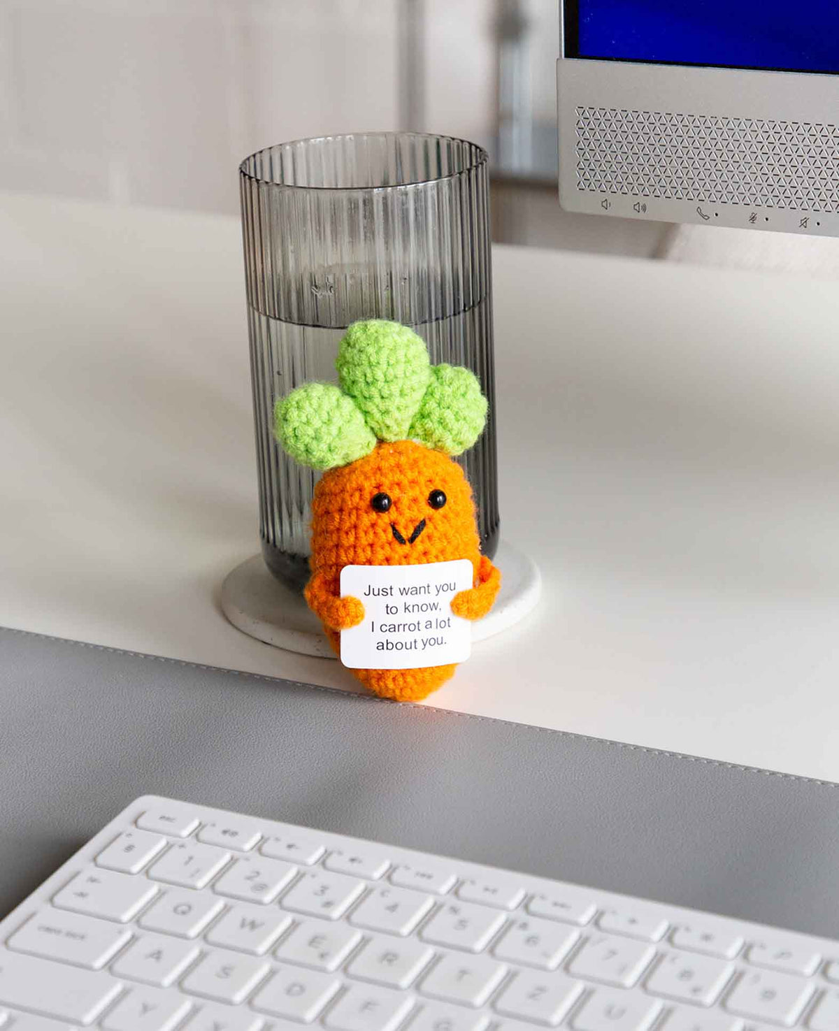 Positive Carrot, Gehäkeltes Mini Plüschtier / Glücksbringer, Orange, ca. 11.5 x 4.5 cm