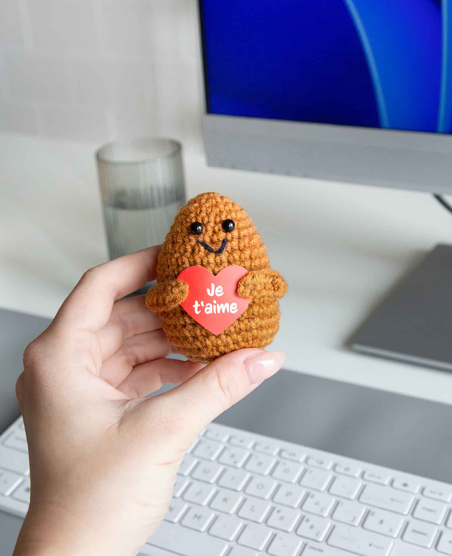 Positive Potato "Je t’aime", Gehäkeltes Mini Plüschtier / Glücksbringer, Braun, ca. 7.5 x 4 cm