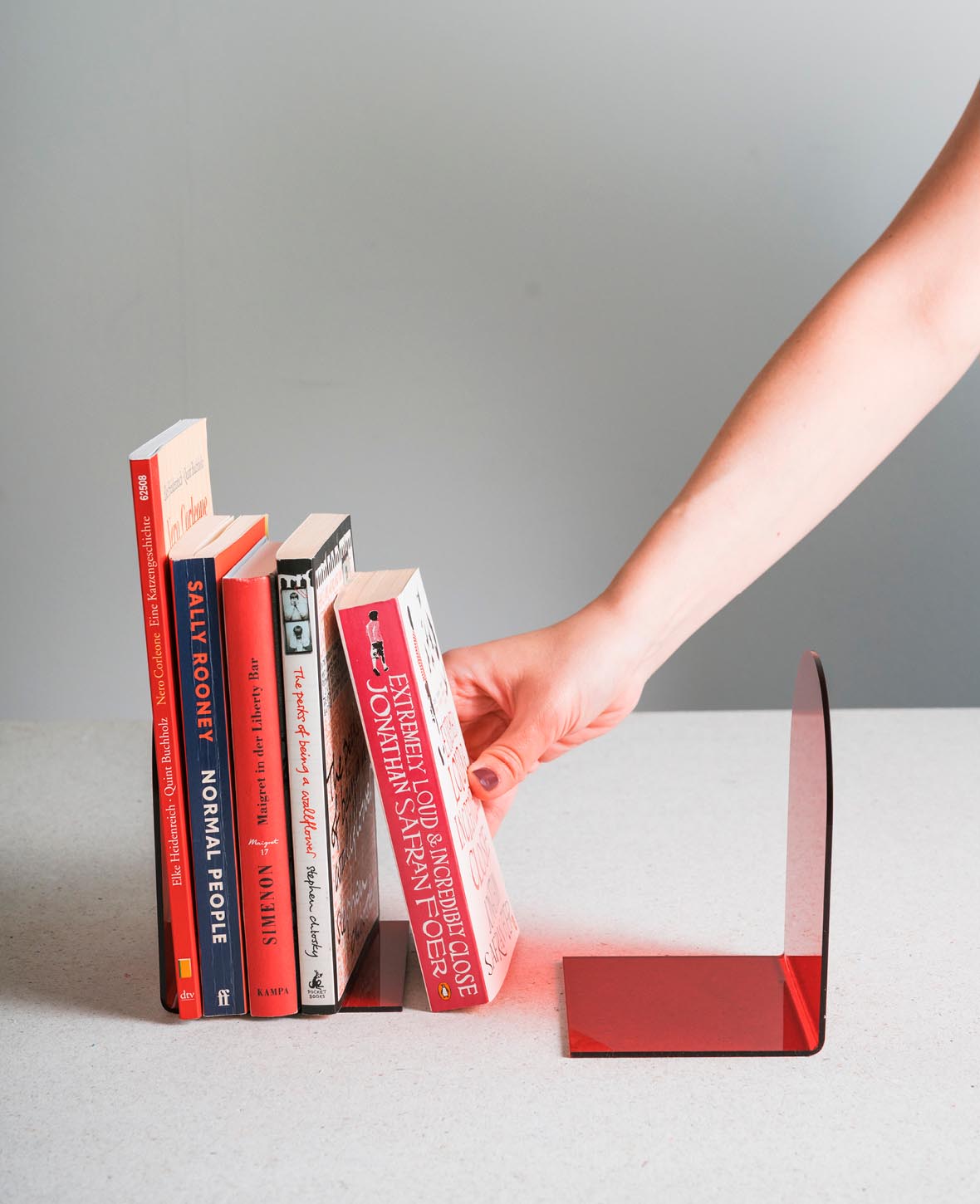Acrylic retro bookend, red, 2 pcs.
