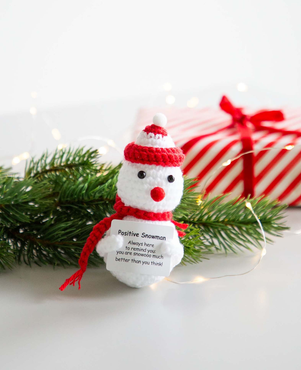 Positive Snowman, Gehäkeltes Mini Plüschtier / Glücksbringer, Weiss/Rot