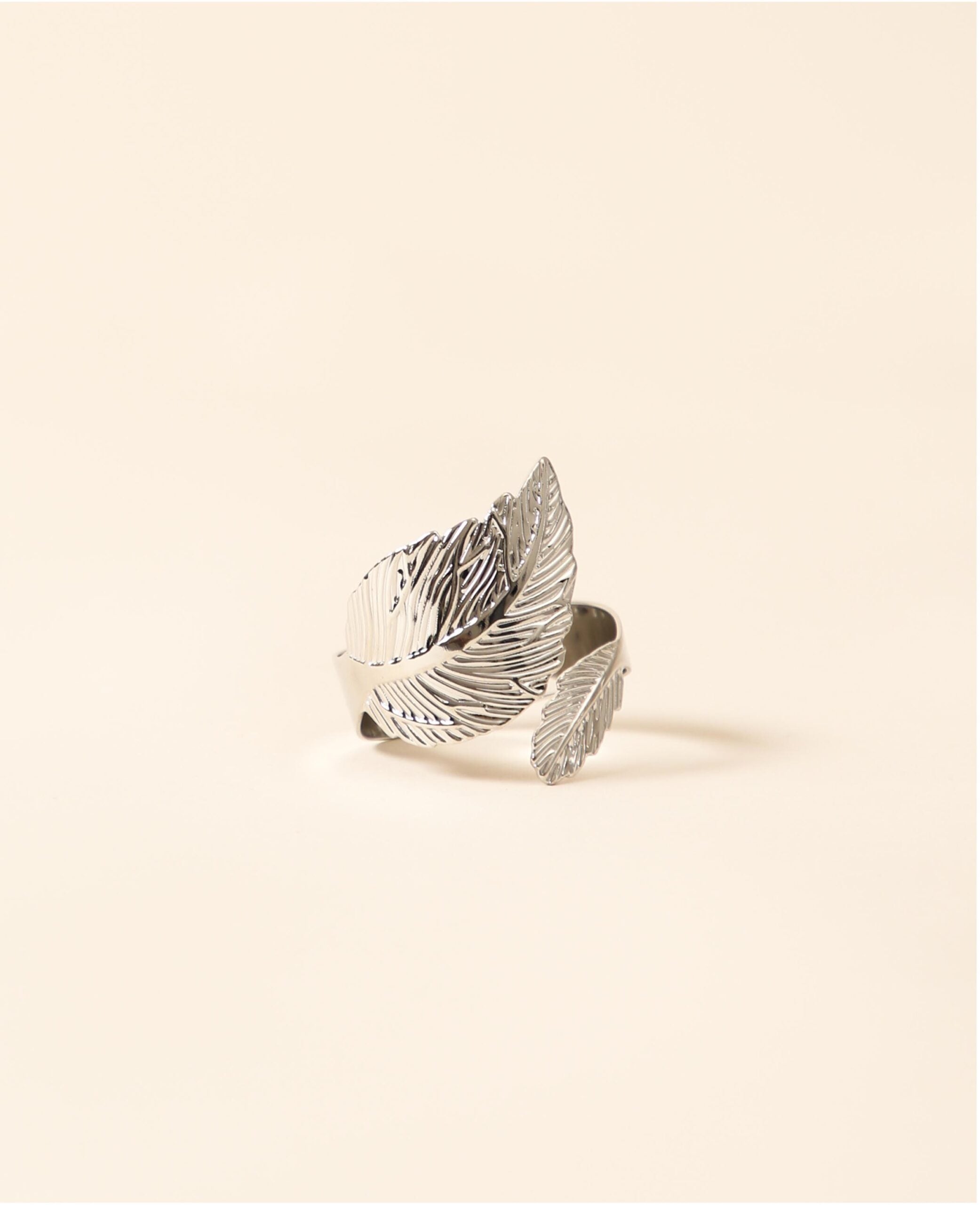 Eleganter Serviettenring in Feder / Blattform aus Metall für Stoffservietten, Ø 4.5 cm Silber