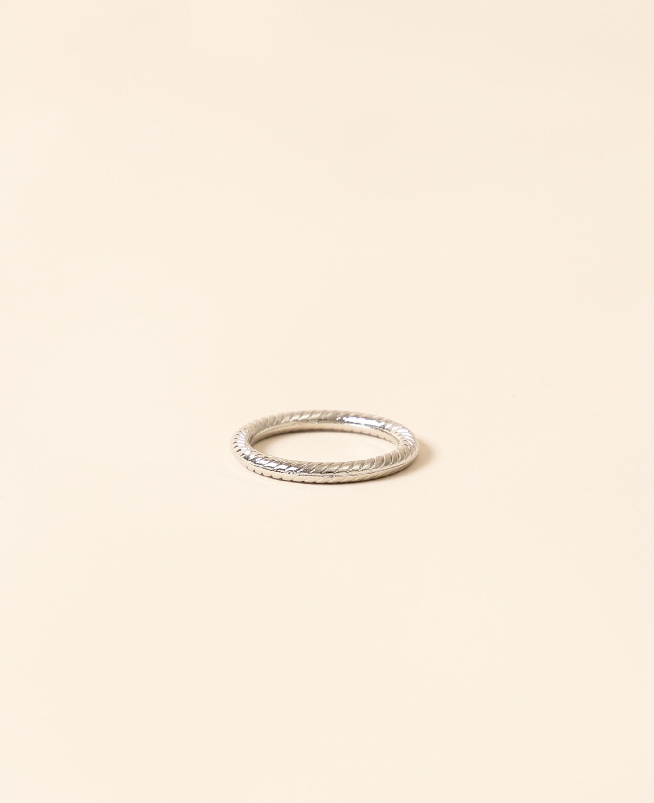 Minimalistischer, schmaler Serviettenring aus Metall mit Rillen für Stoffservietten, Ø 4.5 cm, Silber