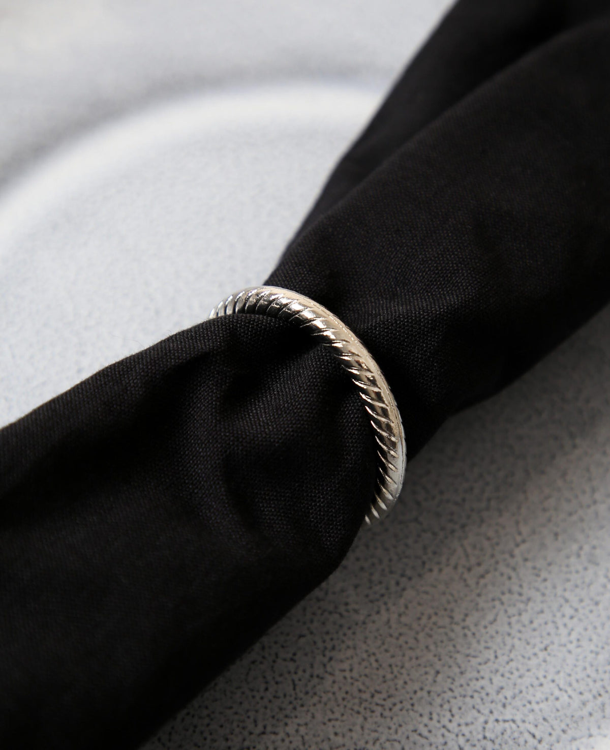 Minimalistischer, schmaler Serviettenring aus Metall mit Rillen für Stoffservietten, Ø 4.5 cm, Silber