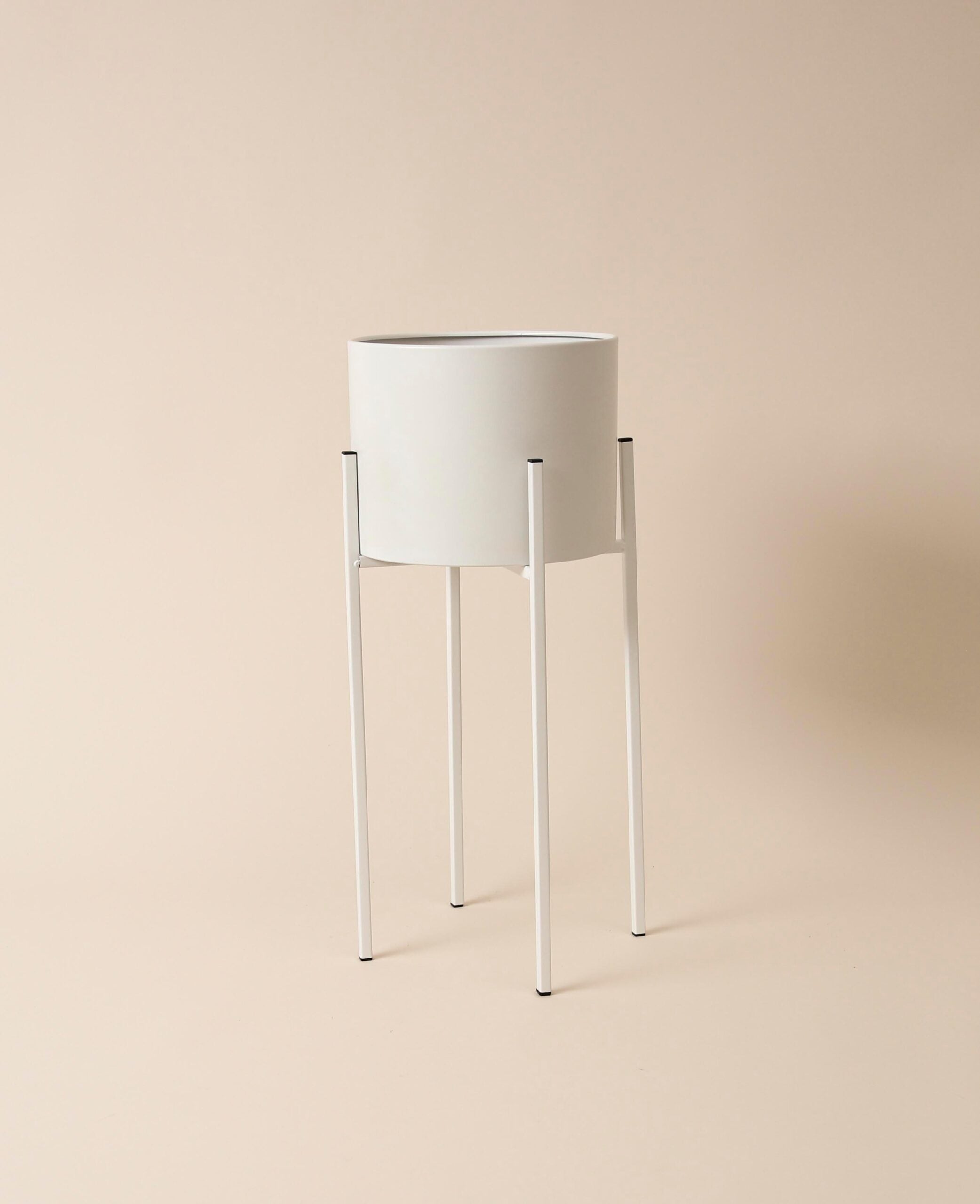 Stehtopf / Blumentopf mit Beinen aus Metall, matt weiss, 62 cm