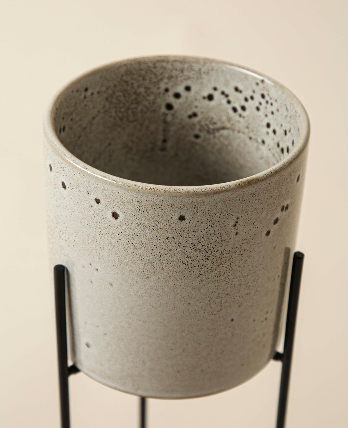 Stehender grauer Keramiktopf mit Metallbeinen und schwarzem Brennmuster, Ø 13.5 cm x H 36.5 cm