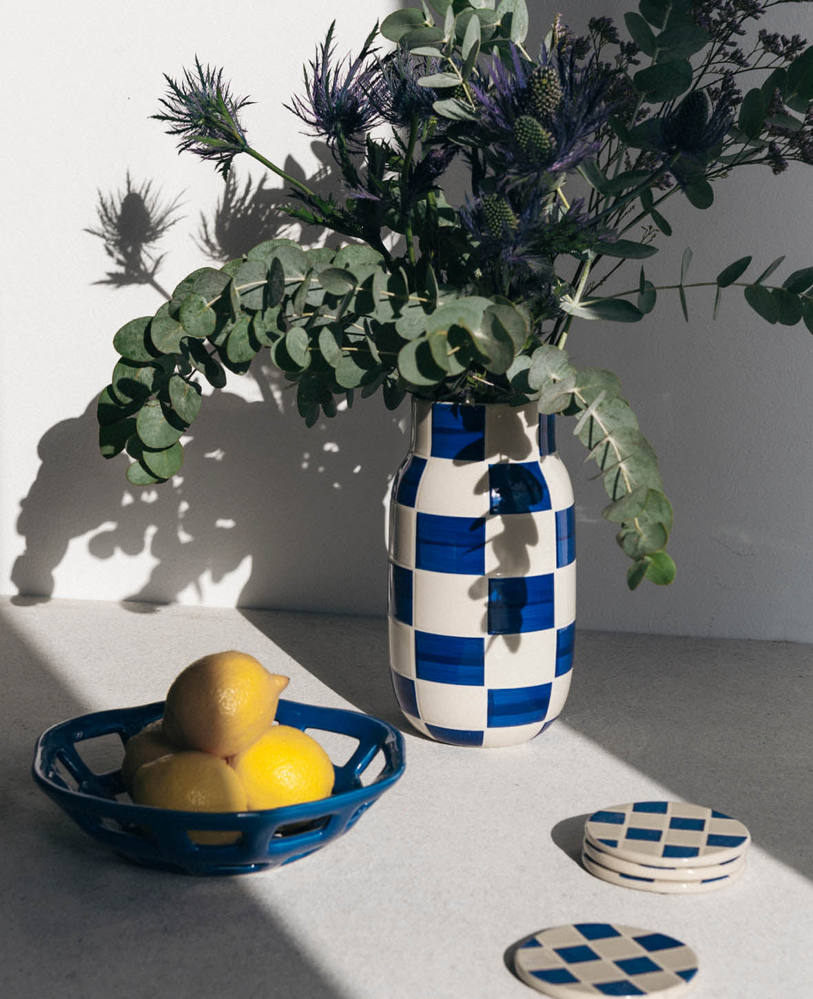 Blau-weiss karierte Keramikvase, H 25 cm x Ø 14 cm