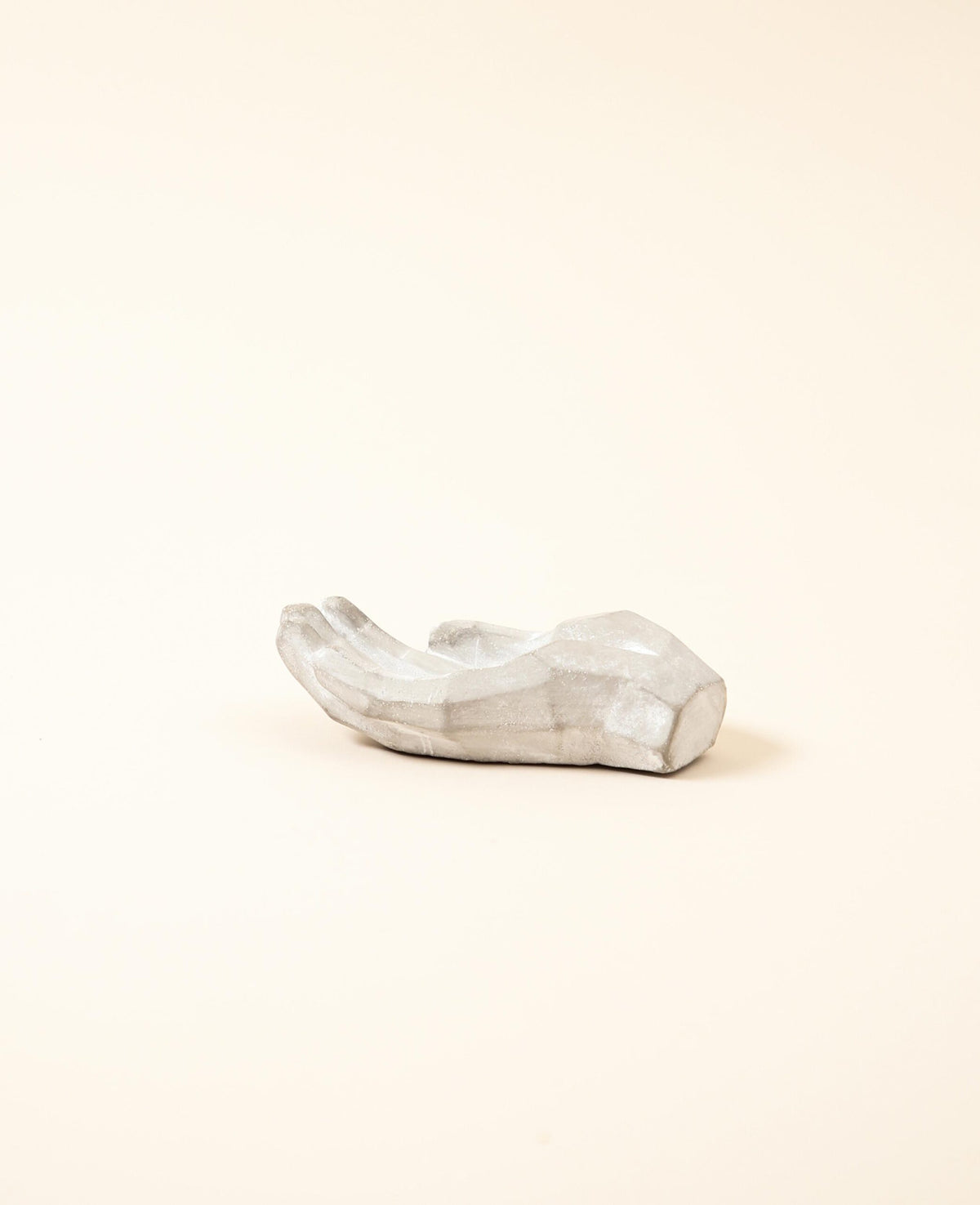Main en ciment, 14.5x9xH4cm