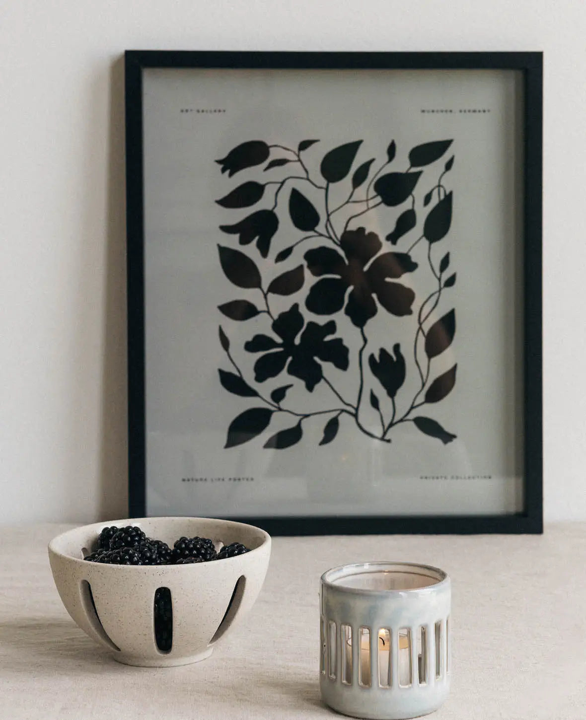 Gerahmtes Poster / Bild / Print mit Illustration "Black Flower"