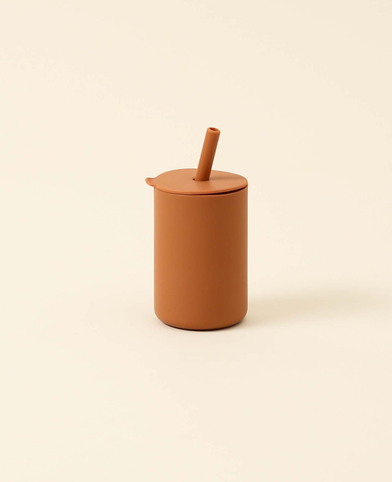 Trinkbecher mit Strohhalm für Kinder in rostrot aus Silikon, 200 ml