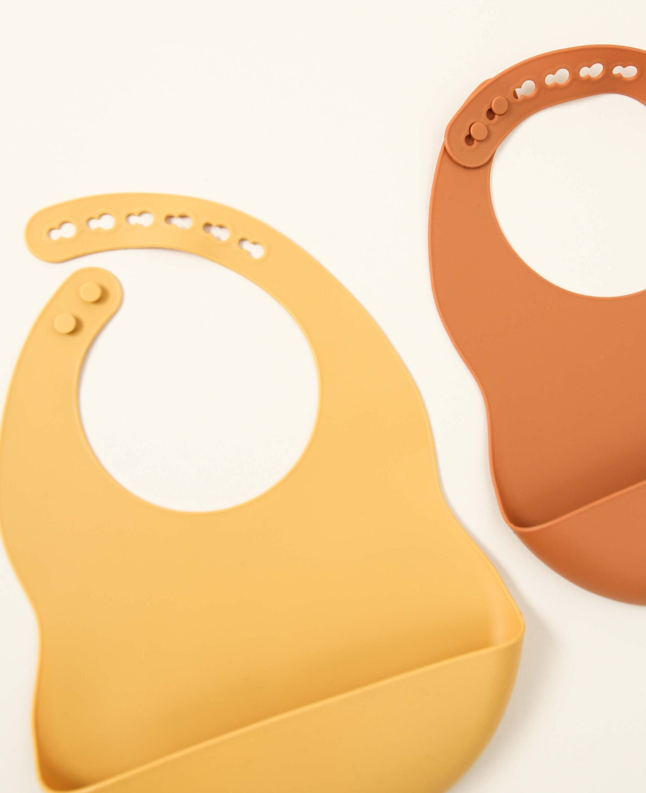 2er Pack Lätzchen aus Silikon mit Auffangschale, grössenverstellbar, gelb und rot, Ø 11 cm
