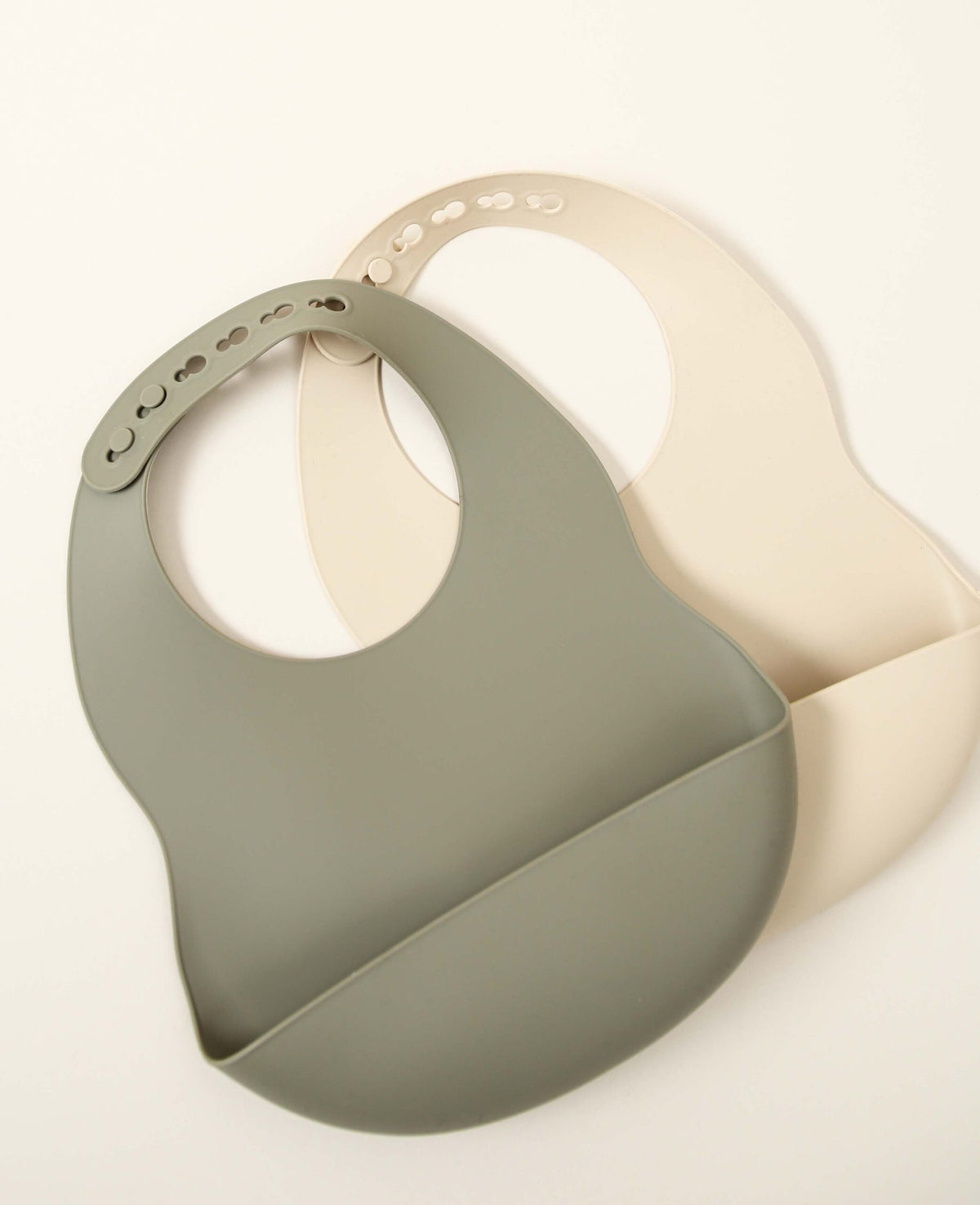 2er Pack Lätzchen aus Silikon mit Auffangschale, grössenverstellbar, grau und beige, Ø 11 cm