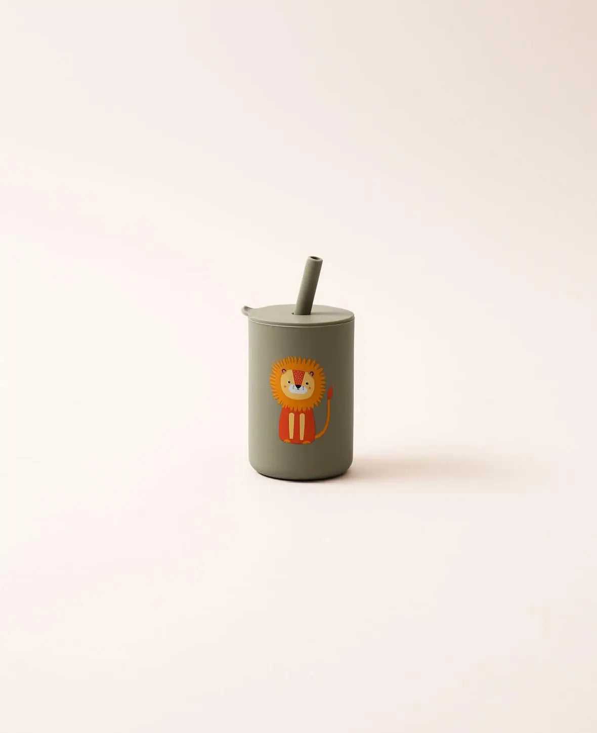 Kinder Trinkbecher "The Mini Sippi" mit Strohhalm und Löwen Aufdruck, aus Silikon in Khaki, 180 ml