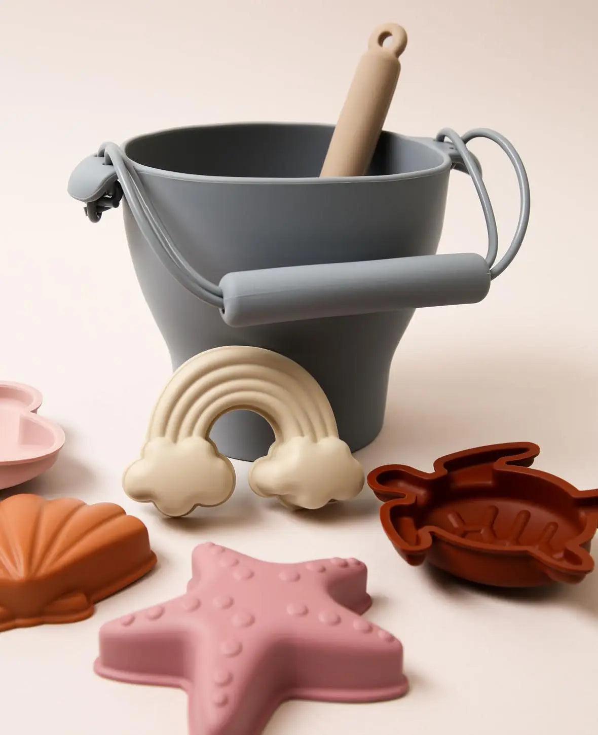 Sandspielzeug Set für Kinder, aus Silikon in Blau/Beige/Rosa, mit Kessel, Schaufel und Formen