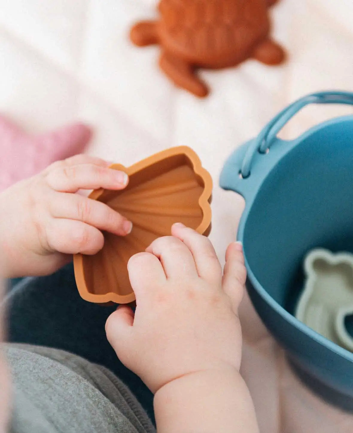 Sandspielzeug Set für Kinder, aus Silikon in Blau/Beige/Rosa, mit Kessel, Schaufel und Formen