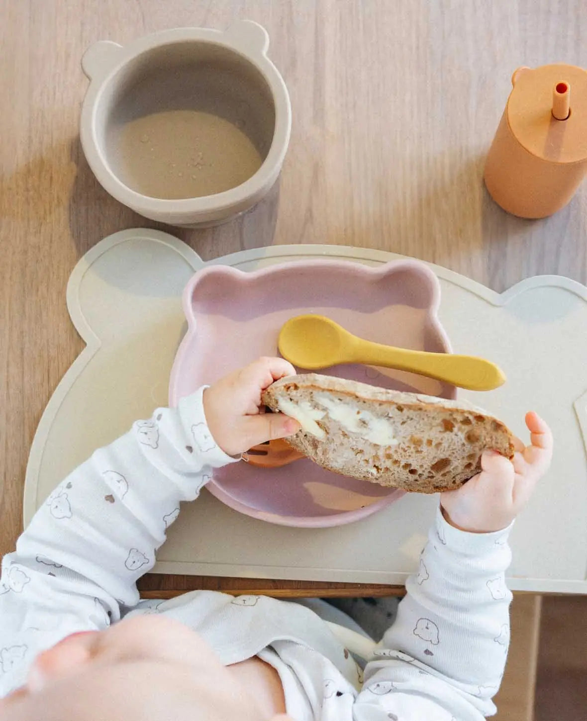 Kinder Geschirrset "Bär", aus Silikon in Sienna/Beige/Rostrot, mit Tellern, Besteck, Becher, Tischset und Lätzchen