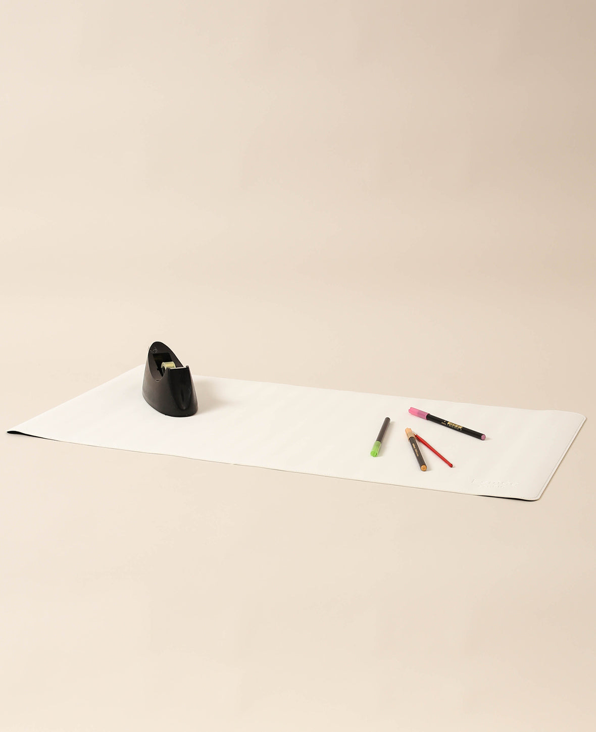 Schreibtischmatte aus veganem Leder in Weiss, mit rutschfester Unterseite, 80 x 40 cm