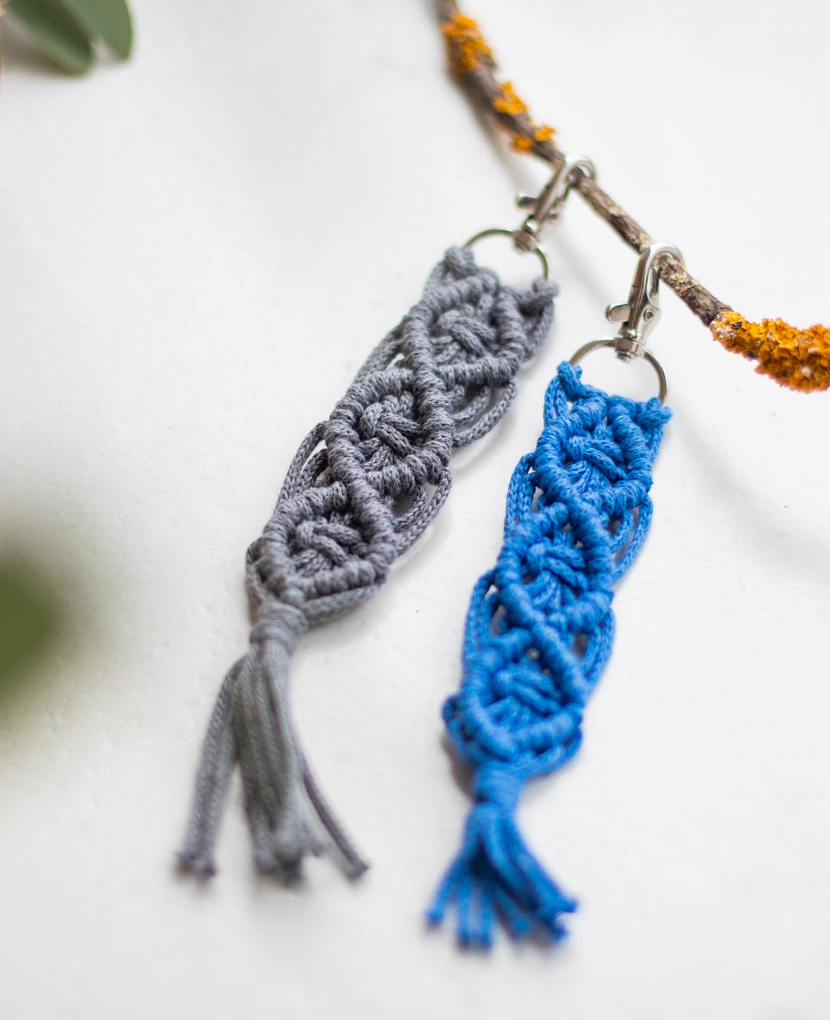 Kit macramé "porte-clés", kit complet avec instructions, gris et bleu, 5 pièces.