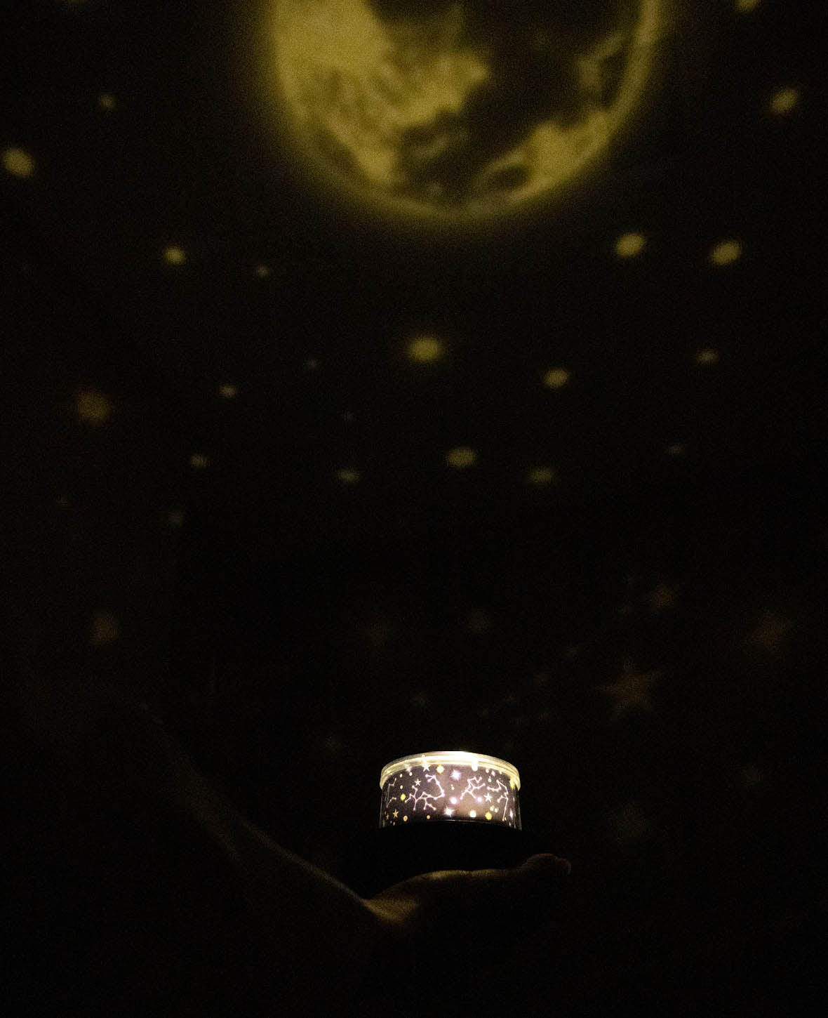 2in1 LED Sternenhimmel Projektor / Nachtlicht mit 360° Drehung, 6 verschiedene Wechselmotive