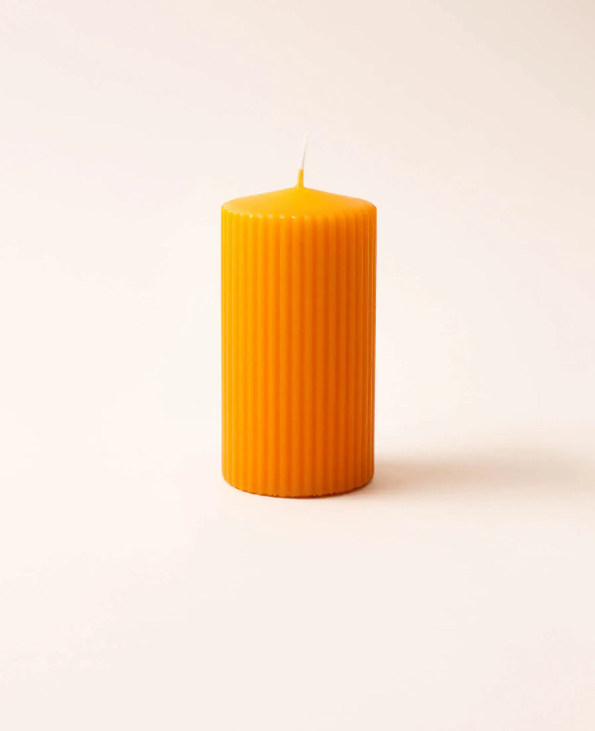 Stumpenkerze / Zylinderkerze mit Rillen in Safran Gelb, H 13 cm x Ø 7 cm